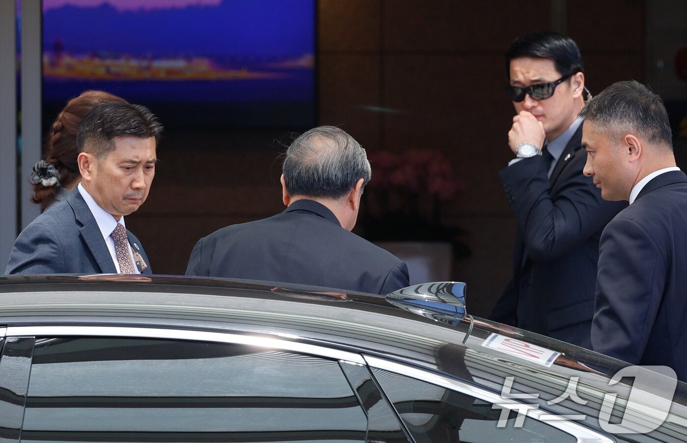 본문 이미지 - 허리펑 중국 국무원 부총리가 13일 미중 정상회담을 앞두고 스콧 베선트 미국 재무부 장관을 만나기 위해 인천국제공항 1터미널 귀빈실로 들어서고 있다. 2026.5.13 ⓒ 뉴스1 안은나 기자