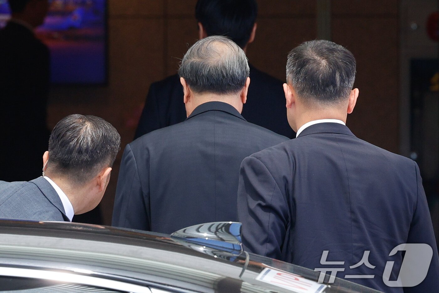 본문 이미지 - 허리펑 중국 국무원 부총리가 13일 미중 정상회담을 앞두고 스콧 베선트 미국 재무부 장관을 만나기 위해 인천국제공항 1터미널 귀빈실로 들어서고 있다. 2026.5.13 ⓒ 뉴스1 안은나 기자