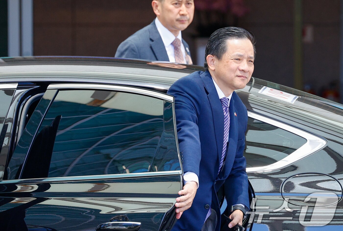 본문 이미지 - 다이빙 주한중국대사가 13일 허리펑 중국 국무원 부총리와 인천국제공항 1터미널 귀빈실로 들어서고 있다. 2026.5.13 ⓒ 뉴스1 안은나 기자
