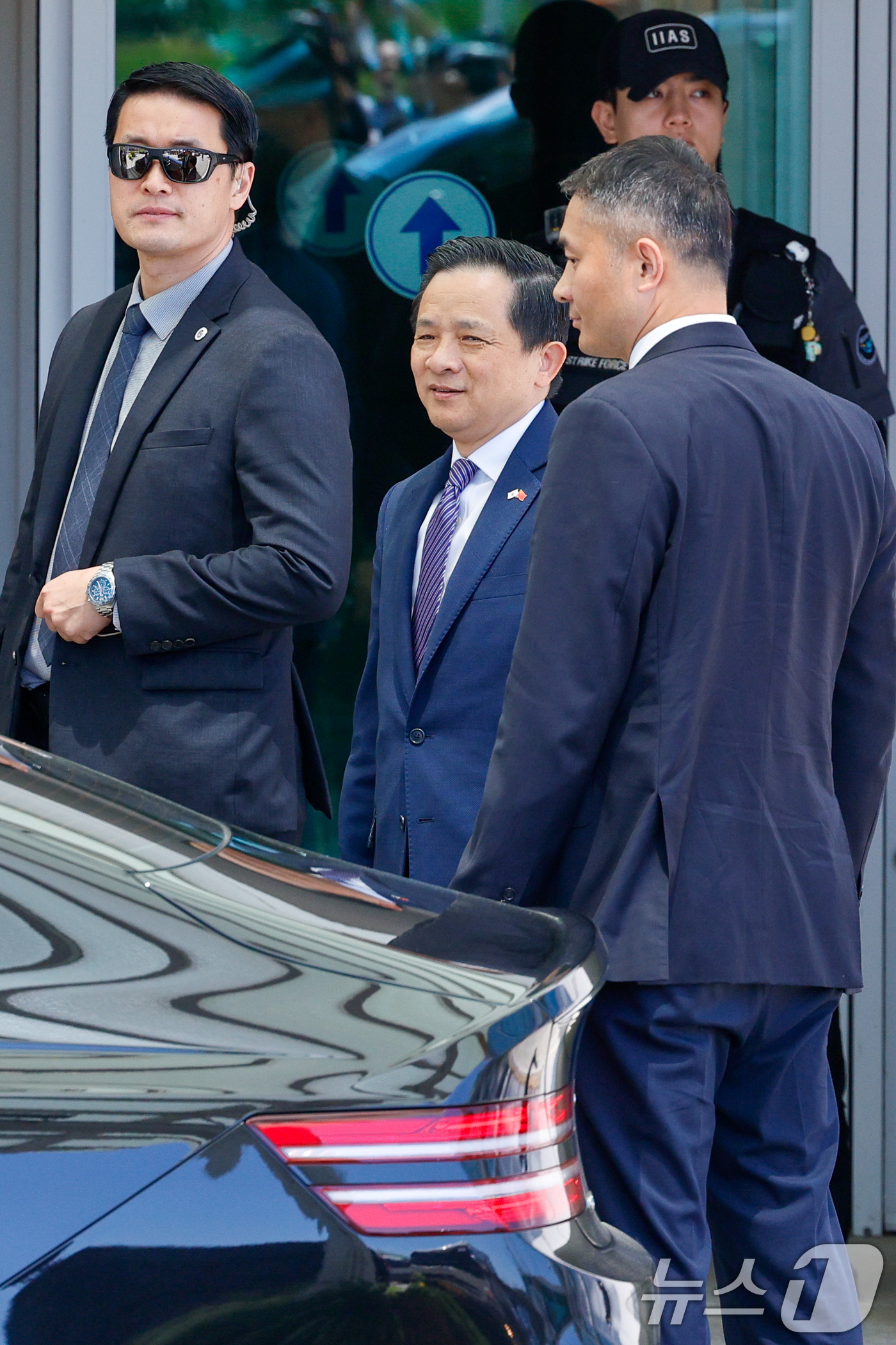 (인천공항=뉴스1) 안은나 기자 = 다이빙 주한중국대사가 13일 허리펑 중국 국무원 부총리와 인천국제공항 1터미널 귀빈실로 들어서고 있다. 2026.5.13/뉴스1