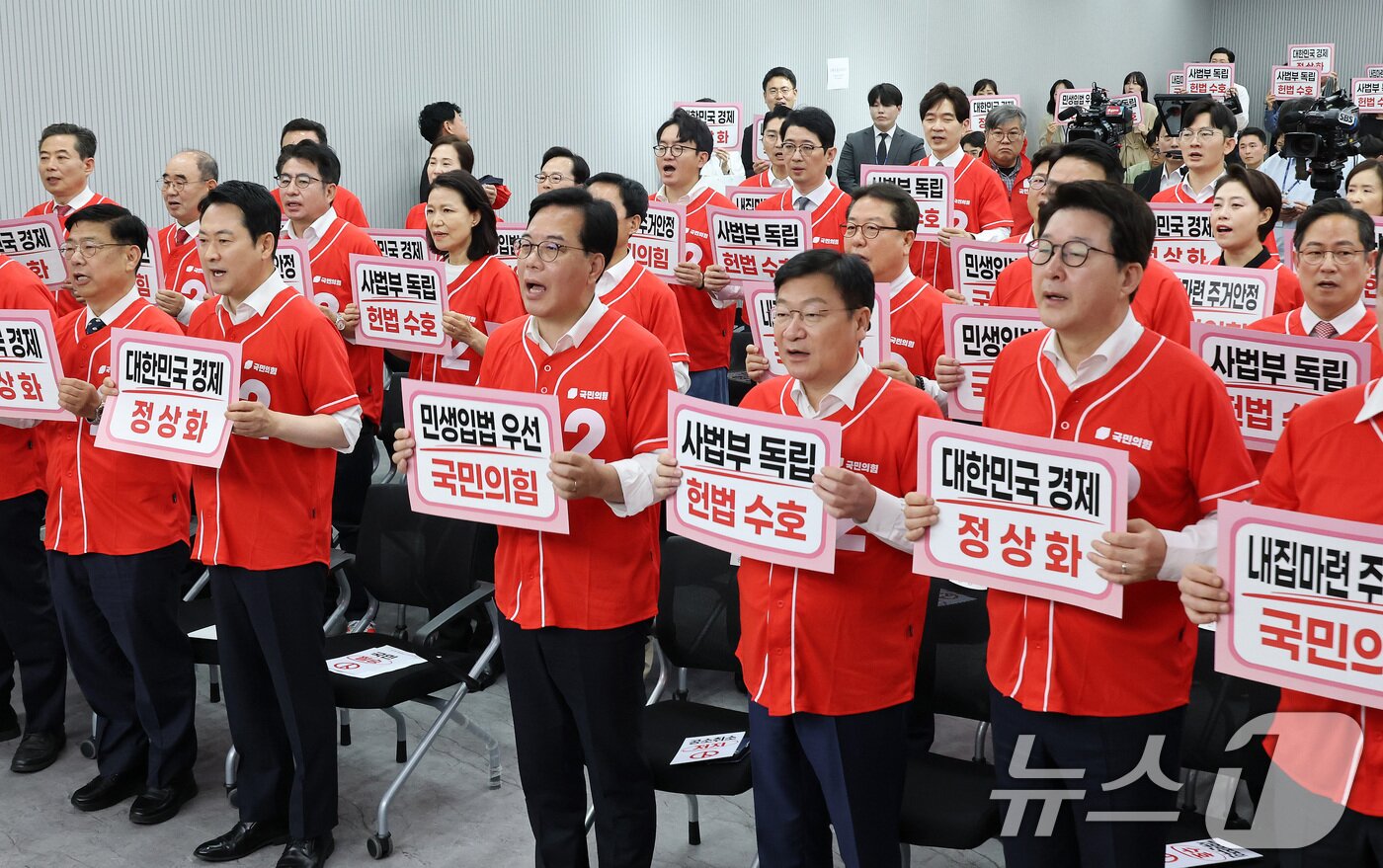 본문 이미지 - 장동혁 대표를 비롯한 국민의힘 의원들이 13일 서울 여의도 중앙당사에서 열린 '국민무시 심판 공소취소 저지 국민선거대책위원회' 출범식에서 구호를 외치고 있다. 2026.5.13 ⓒ 뉴스1 신웅수 기자