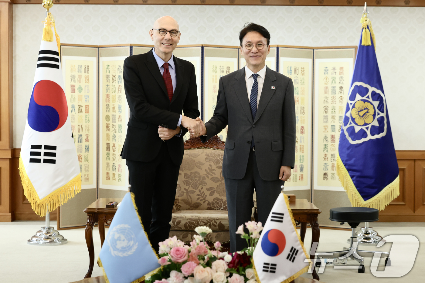 (서울=뉴스1) 김명섭 기자 = 김민석 국무총리가 13일 서울 종로구 세종대로 정부서울청사에서 볼커 튀르크(Volker Türk) 유엔 인권최고대표와 접견을 하고 있다. (국무총리 …