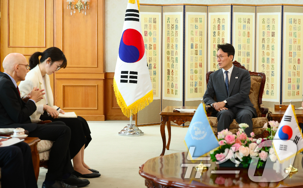 (서울=뉴스1) 김명섭 기자 = 김민석 국무총리가 13일 서울 종로구 세종대로 정부서울청사에서 볼커 튀르크(Volker Türk) 유엔 인권최고대표와 접견을 하고 있다. (국무총리 …
