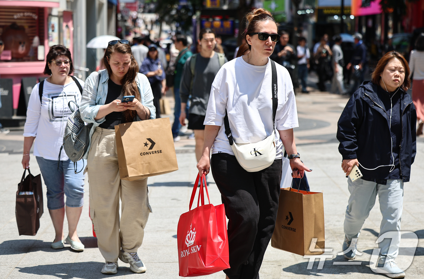 (서울=뉴스1) 김도우 기자 = 13일 서울 중구 명동거리에서 외국인들이 관광을 하고 있다.우리나라 관광수지가 지난 3월 흑자로 돌아섰다.방탄소년단(BTS) 등 대형 한류 이벤트와 …