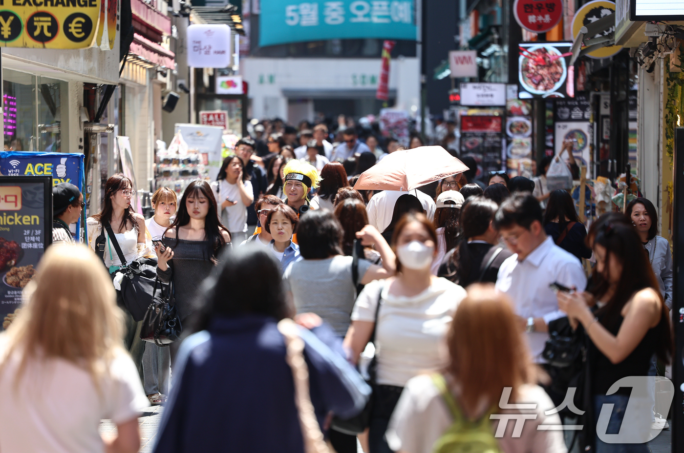 (서울=뉴스1) 김도우 기자 = 13일 서울 중구 명동거리가 외국인 관광객 등으로 붐비고 있다.우리나라 관광수지가 지난 3월 흑자로 돌아섰다.방탄소년단(BTS) 등 대형 한류 이벤 …