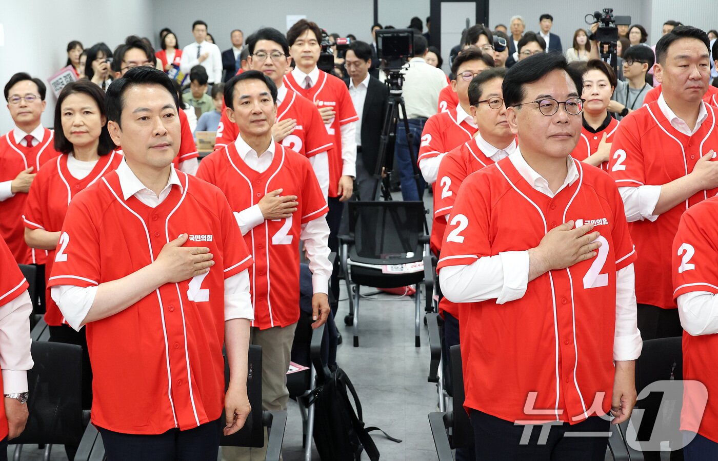 본문 이미지 - 장동혁 국민의힘 대표와 송언석 원내대표가 13일 오전 서울 여의도 중앙당사에서 열린 국민무시 심판 공소취소 저지 국민선거대책위원회 출범식에서 참석자들과 국민의례를 하고 있다. (공동취재) 2026.5.13 ⓒ 뉴스1 신웅수 기자