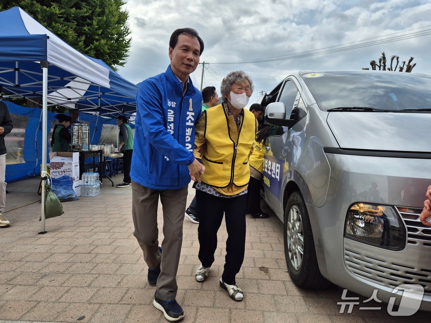 본문 이미지 - 조병옥 민주당 음성군수 예비후보가 선거운동 중 주민을 만나 지지를 호소하고 있다./뉴스1