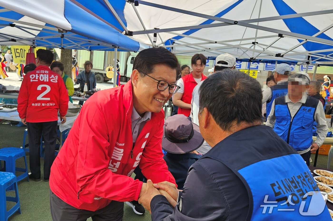 본문 이미지 - 임택수 국민의힘 음성군수 예비후보가 주민을 만나 지지를 호소하고 있다./뉴스1
