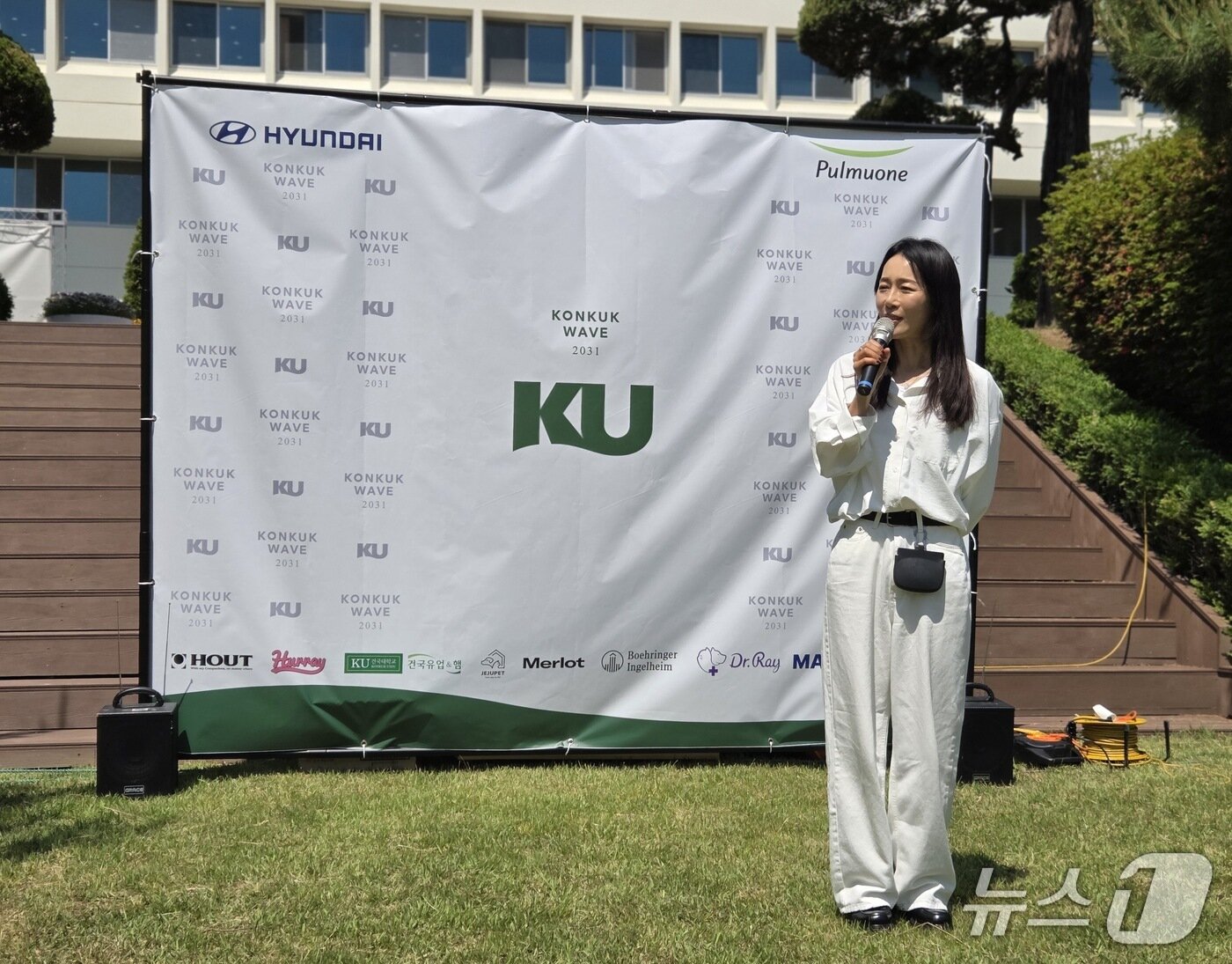 본문 이미지 - 건국대 동물병원 KU아임도그너 개소 5년 기념 행사에서 축사를 전하고 있는 문정희 배우 ⓒ 뉴스1 한송아 기자