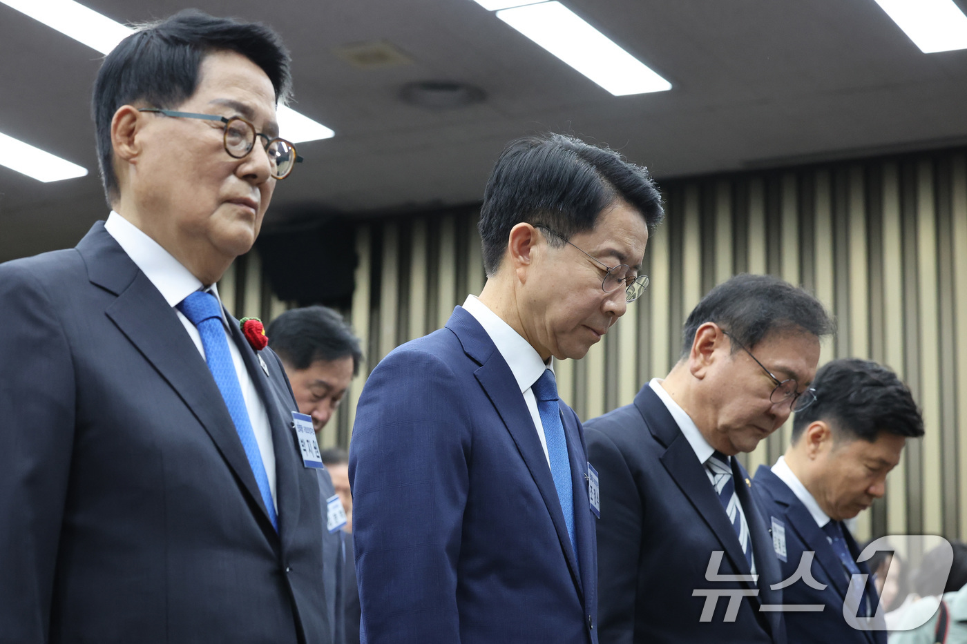(서울=뉴스1) 신웅수 기자 = 제22대 국회 후반기 국회의장에 출마한 박지원(왼쪽부터), 조정식, 김태년 더불어민주당 의원이 13일 서울 여의도 국회에서 열린 국회의장 및 부의장 …