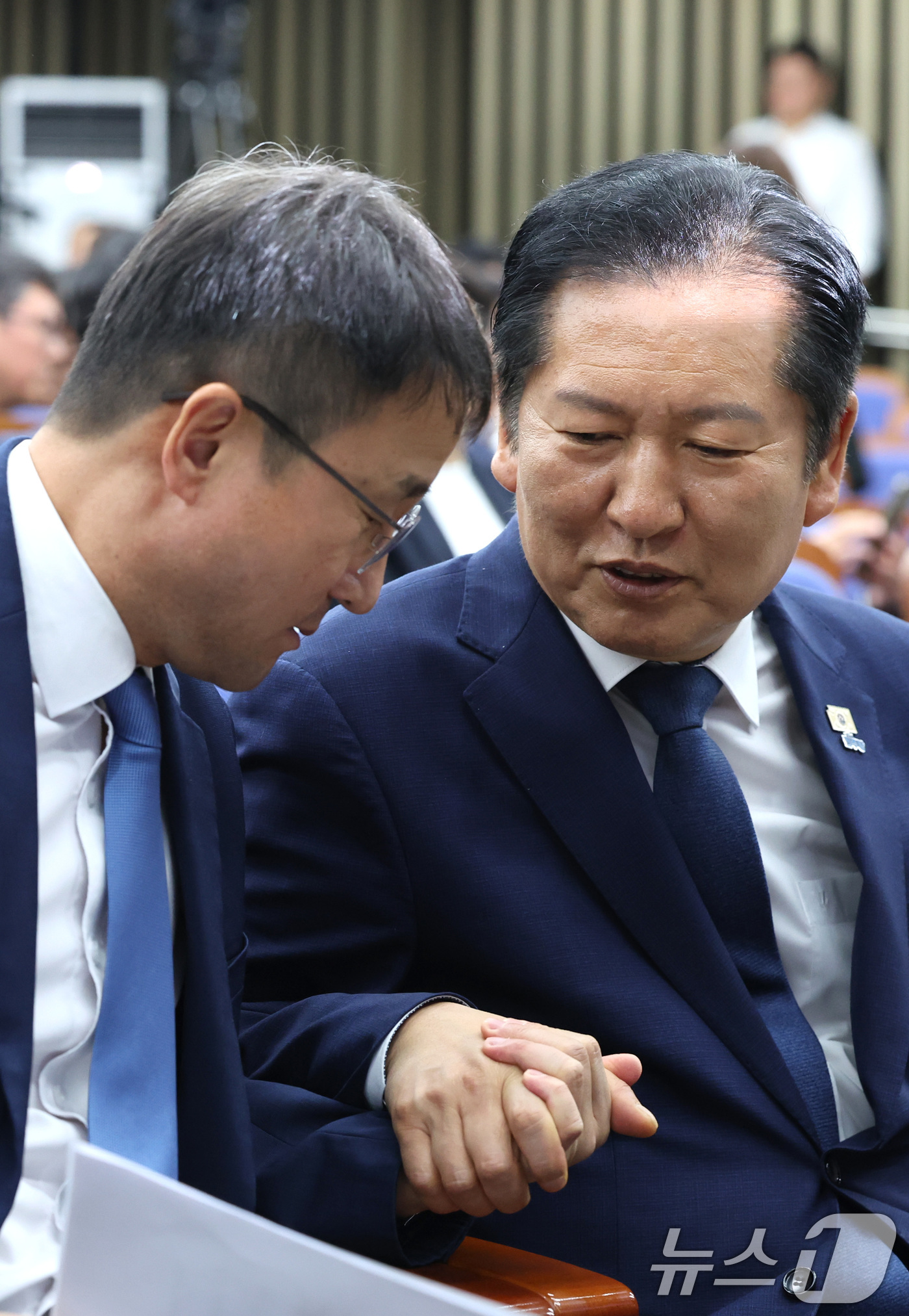 (서울=뉴스1) 신웅수 기자 = 정청래 더불어민주당 대표와 한병도 원내대표가 13일 서울 여의도 국회에서 열린 더불어민주당 국회의장 및 부의장 후보 선출 의원총회에서 대화하고 있다 …