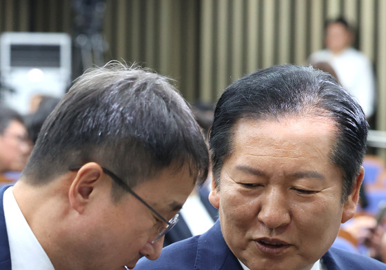 손잡고 대화하는 정청래·한병도