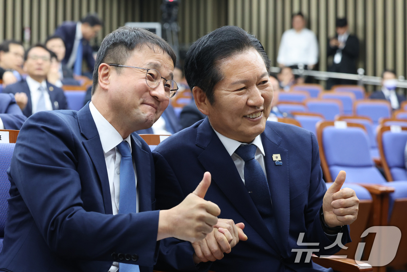(서울=뉴스1) 신웅수 기자 = 정청래 더불어민주당 대표와 한병도 원내대표가 13일 서울 여의도 국회에서 열린 더불어민주당 국회의장 및 부의장 후보 선출 의원총회에서 취재진을 향해 …