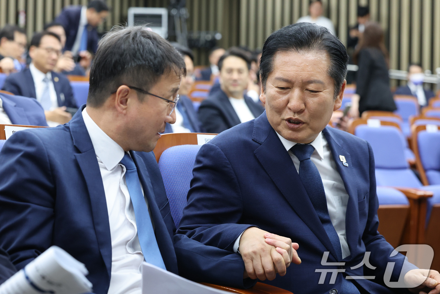 (서울=뉴스1) 신웅수 기자 = 정청래 더불어민주당 대표와 한병도 원내대표가 13일 서울 여의도 국회에서 열린 더불어민주당 국회의장 및 부의장 후보 선출 의원총회에서 대화하고 있다 …