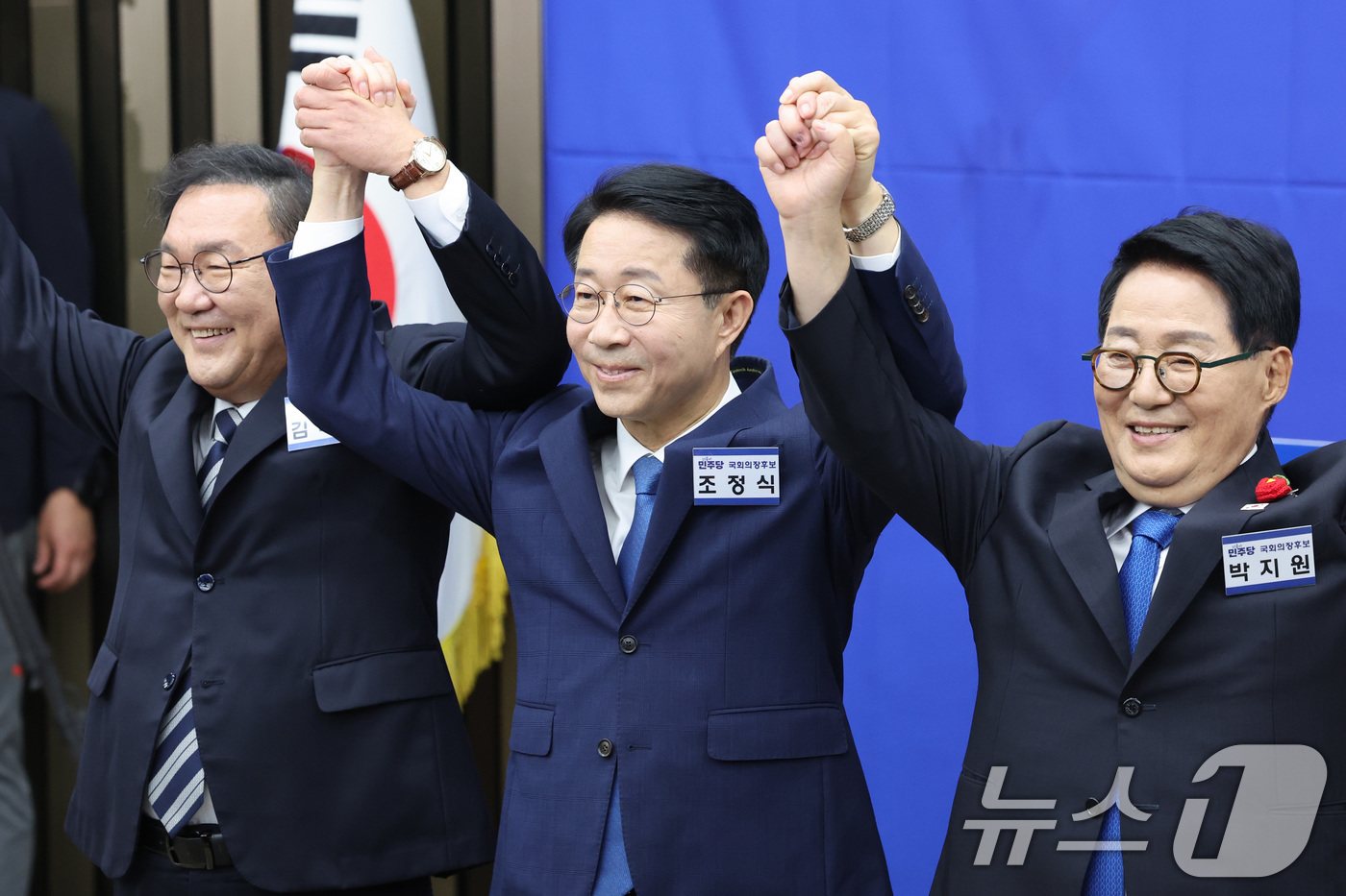 (서울=뉴스1) 신웅수 기자 = 제22대 국회 후반기 국회의장에 출마한 김태년(왼쪽부터), 조정식,박지원 더불어민주당 의원이 13일 서울 여의도 국회에서 열린 국회의장 및 부의장 …