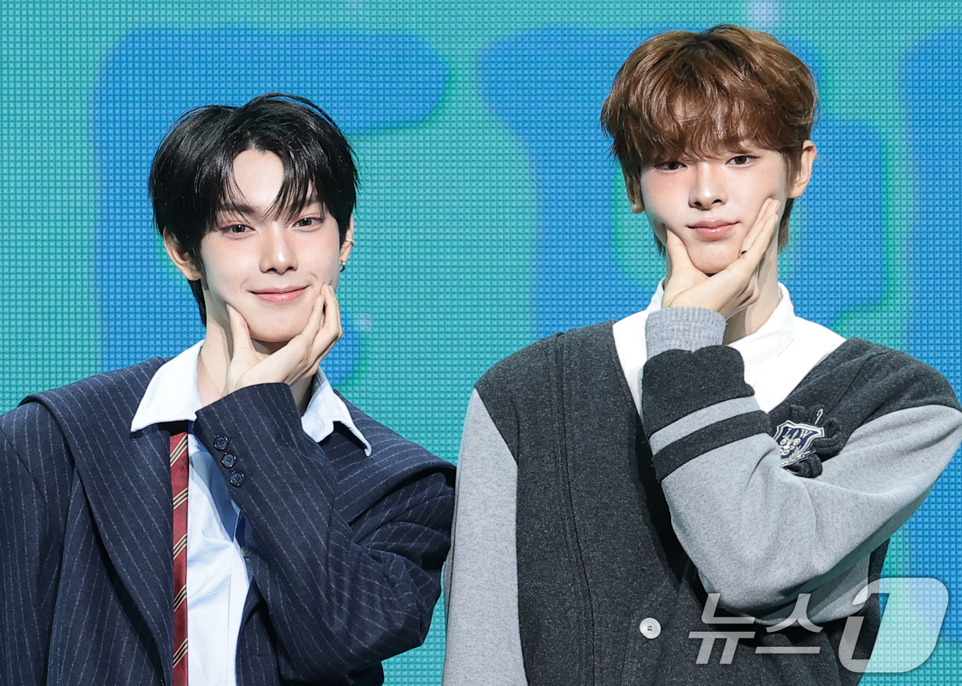 (서울=뉴스1) 권현진 기자 = 그룹 플레어 유(FLARE U)의 최립우와 강우진(오른쪽)이 13일 서울 용산구 블루스퀘어 우리WON뱅킹홀에서 열린 첫 번째 미니 앨범 '유스 에러 …