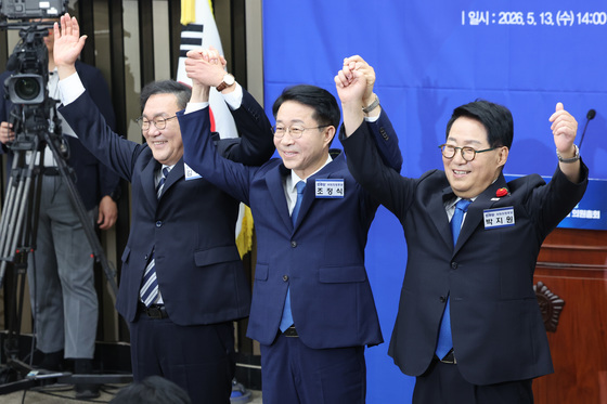 손 맞잡고 인사하는 국회의장 후보들