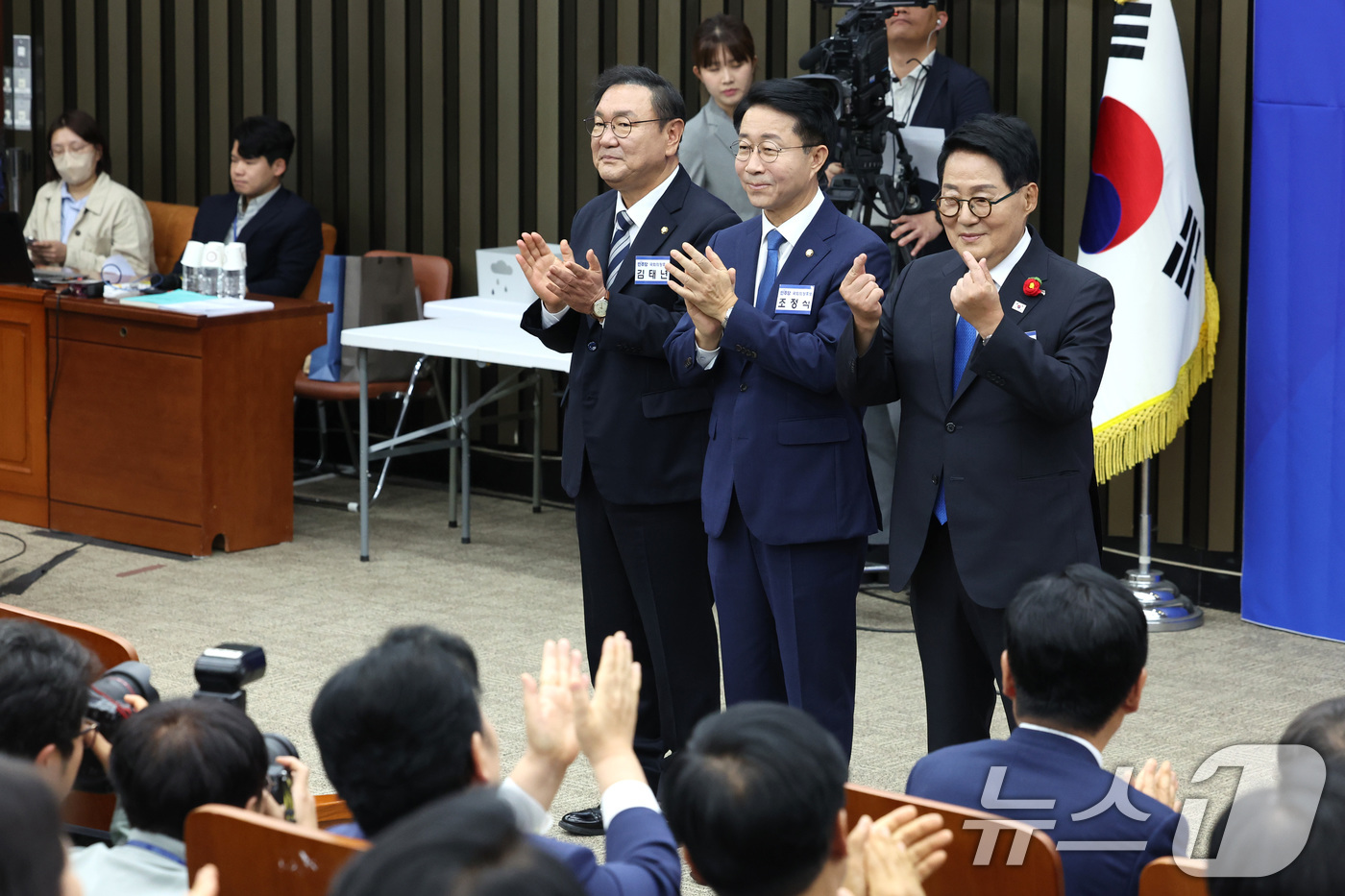 (서울=뉴스1) 신웅수 기자 = 제22대 국회 후반기 국회의장에 출마한 김태년(왼쪽부터), 조정식,박지원 더불어민주당 의원이 13일 서울 여의도 국회에서 열린 국회의장 및 부의장 …