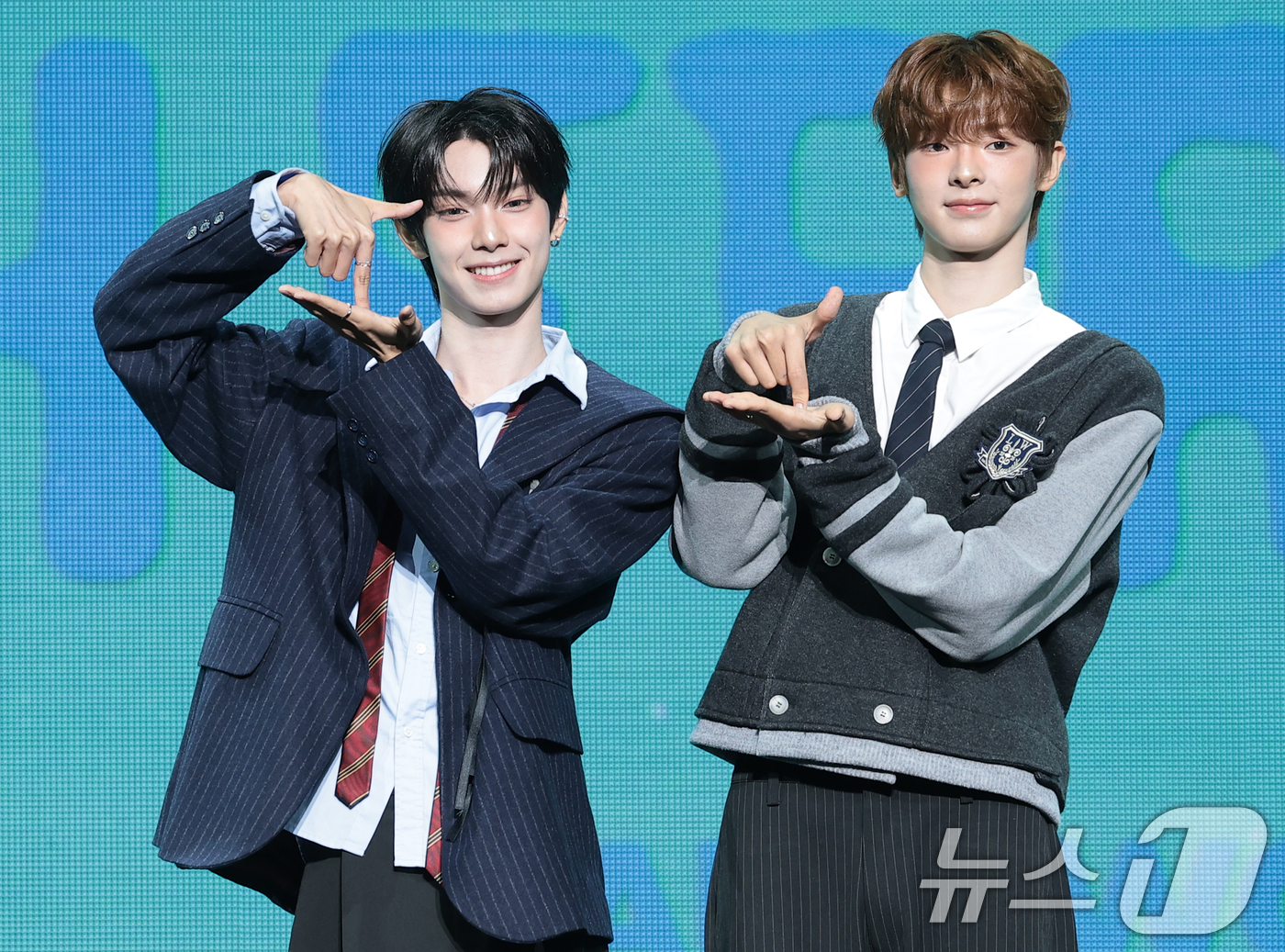 (서울=뉴스1) 권현진 기자 = 그룹 플레어 유(FLARE U)의 최립우와 강우진(오른쪽)이 13일 서울 용산구 블루스퀘어 우리WON뱅킹홀에서 열린 첫 번째 미니 앨범 '유스 에러 …