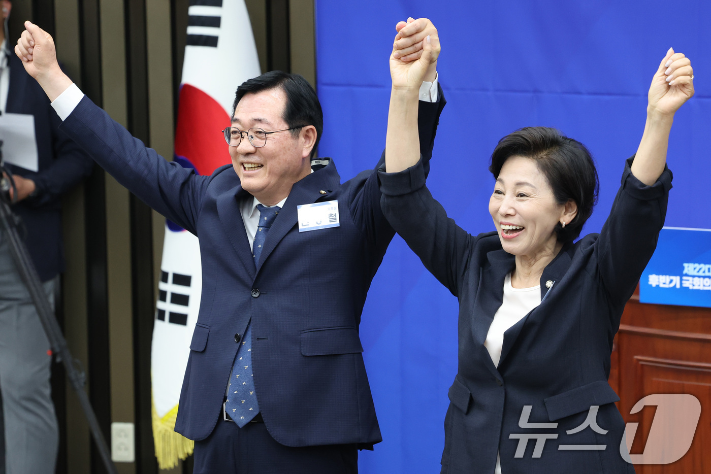 (서울=뉴스1) 신웅수 기자 = 제22대 국회 후반기 국회부의장에 출마한 민홍철(왼쪽), 남인순 더불어민주당 의원이 13일 서울 여의도 국회에서 열린 국회의장 및 부의장 후보 선출 …