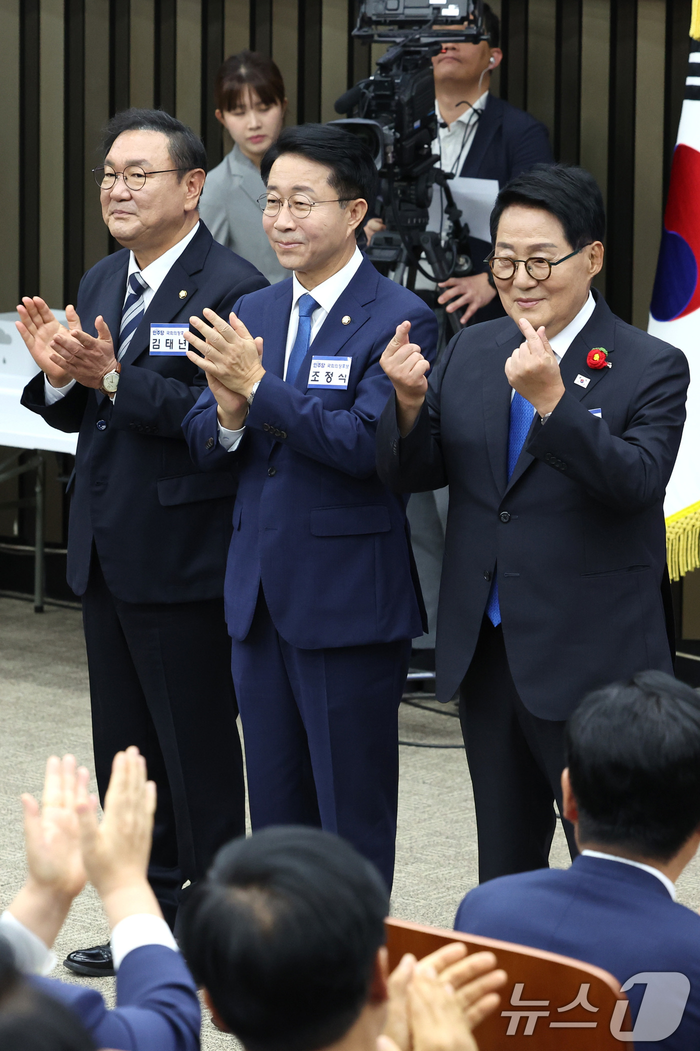 (서울=뉴스1) 신웅수 기자 = 제22대 국회 후반기 국회의장에 출마한 김태년(왼쪽부터), 조정식,박지원 더불어민주당 의원이 13일 서울 여의도 국회에서 열린 국회의장 및 부의장 …