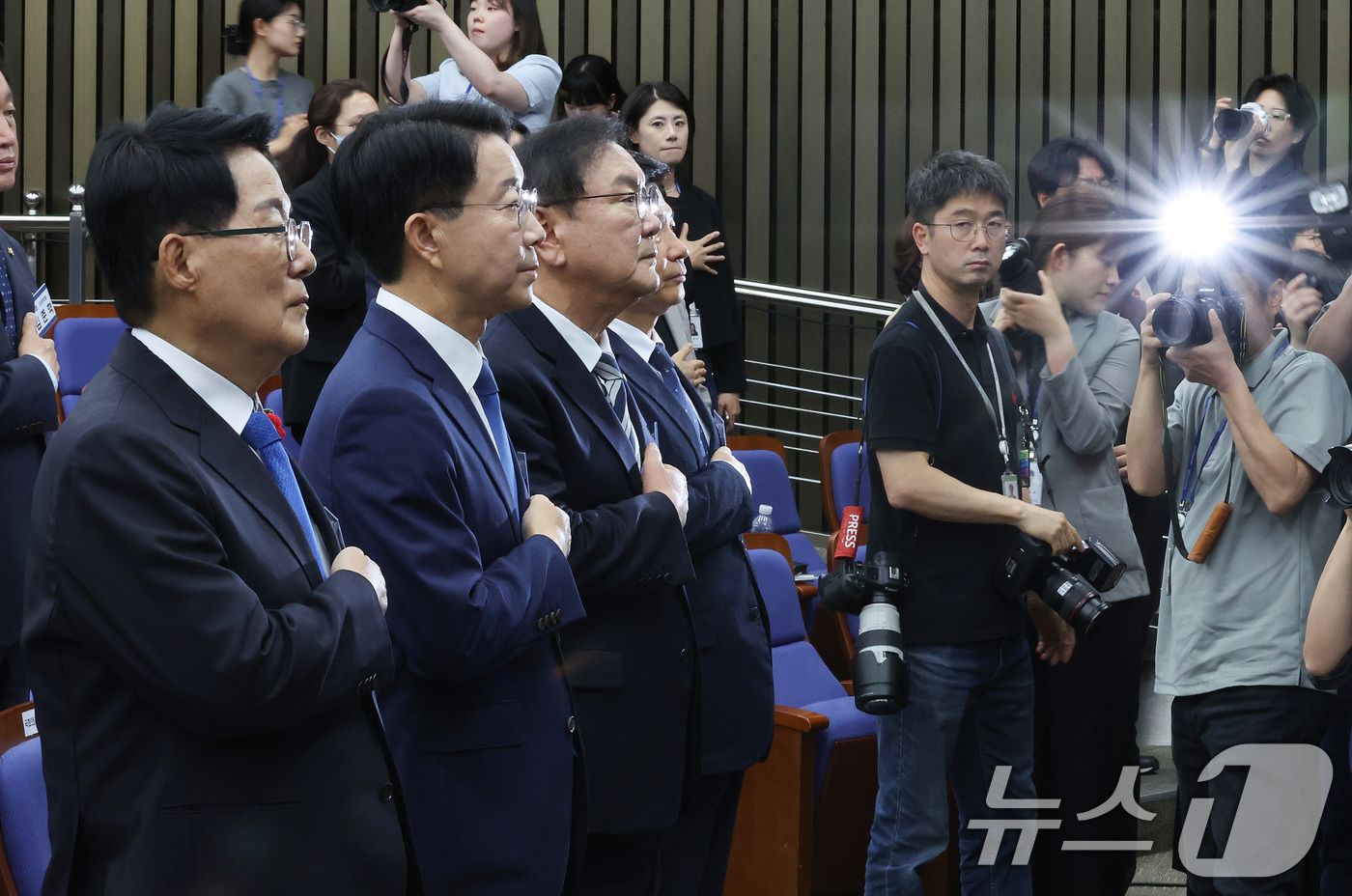 (서울=뉴스1) 신웅수 기자 = 제22대 국회 후반기 국회의장에 출마한 박지원(왼쪽부터), 조정식, 김태년 더불어민주당 의원이 13일 서울 여의도 국회에서 열린 국회의장 및 부의장 …
