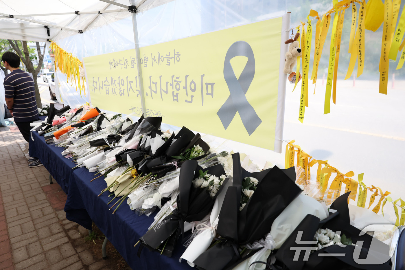 (광주=뉴스1) 이승현 기자 = 13일 오후 광주 광산구 월계동 피습 여고생 추모 공간에 국화꽃이 쌓여 있다. 2026.5.13/뉴스1