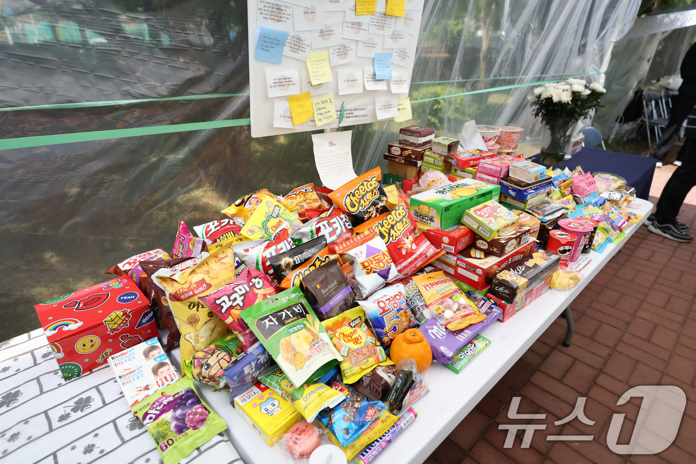 (광주=뉴스1) 이승현 기자 = 13일 오후 광주 광산구 월계동 피습 여고생 추모 공간에 각종 과자가 놓여 있다. 2026.5.13/뉴스1