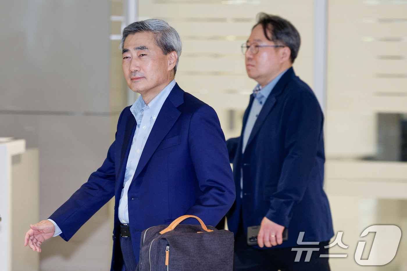 (인천공항=뉴스1) 안은나 기자 = 신현송 한국은행 총재가 13일 인천국제공항 2터미널을 통해 귀국, 이동하고 있다.신 총재는 지난 11일(현지시간) 스위스 바젤 국제결제은행(BI …