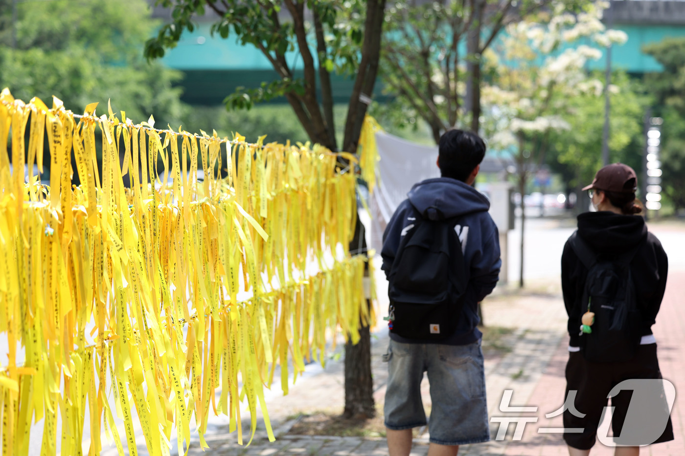 (광주=뉴스1) 이승현 기자 = 학생들이 13일 오후 광주 광산구 월계동 피습 여고생 추모 공간을 바라보고 있다. 2026.5.13/뉴스1