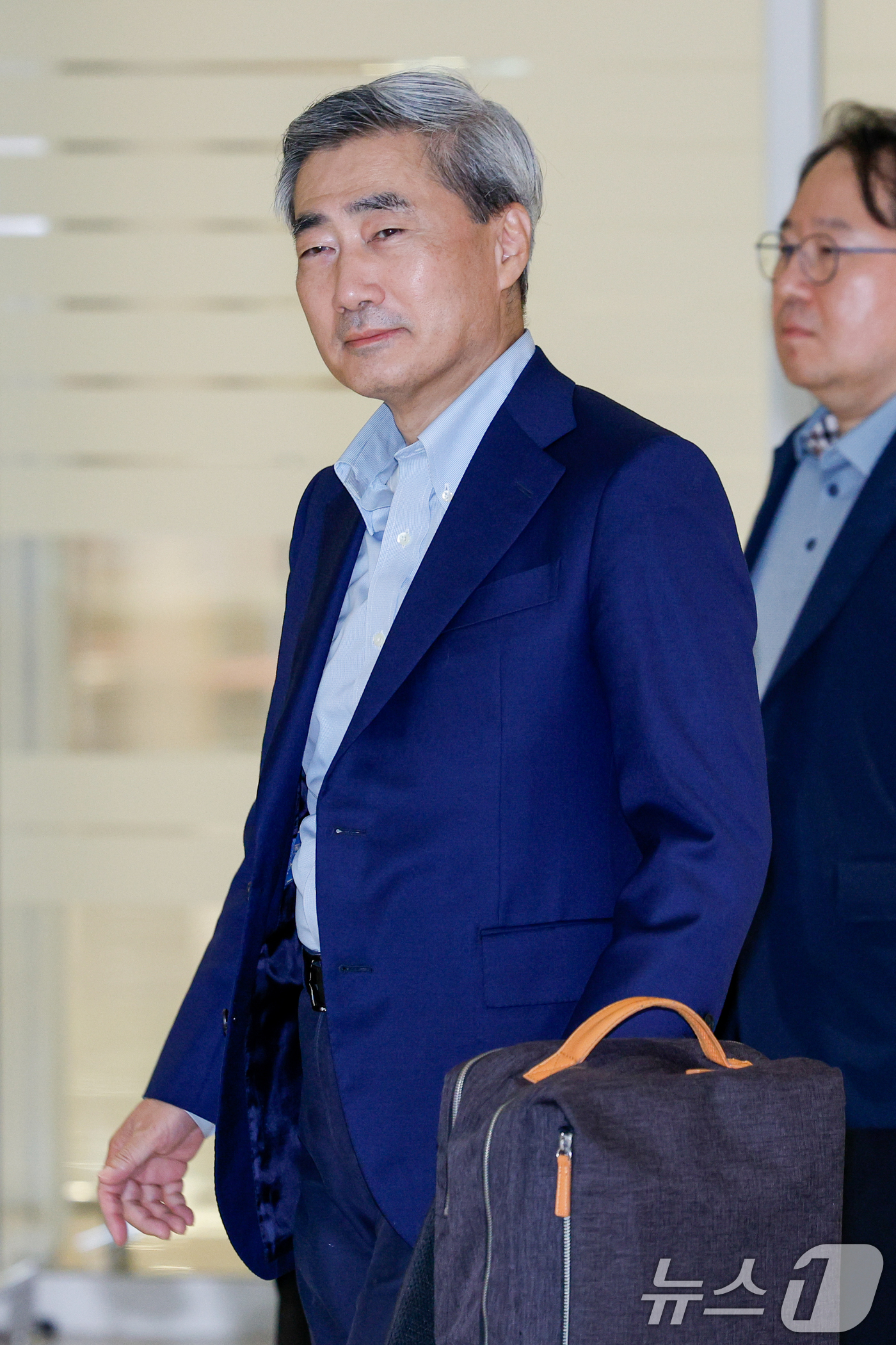 (인천공항=뉴스1) 안은나 기자 = 신현송 한국은행 총재가 13일 인천국제공항 2터미널을 통해 귀국, 이동하고 있다.신 총재는 지난 11일(현지시간) 스위스 바젤 국제결제은행(BI …