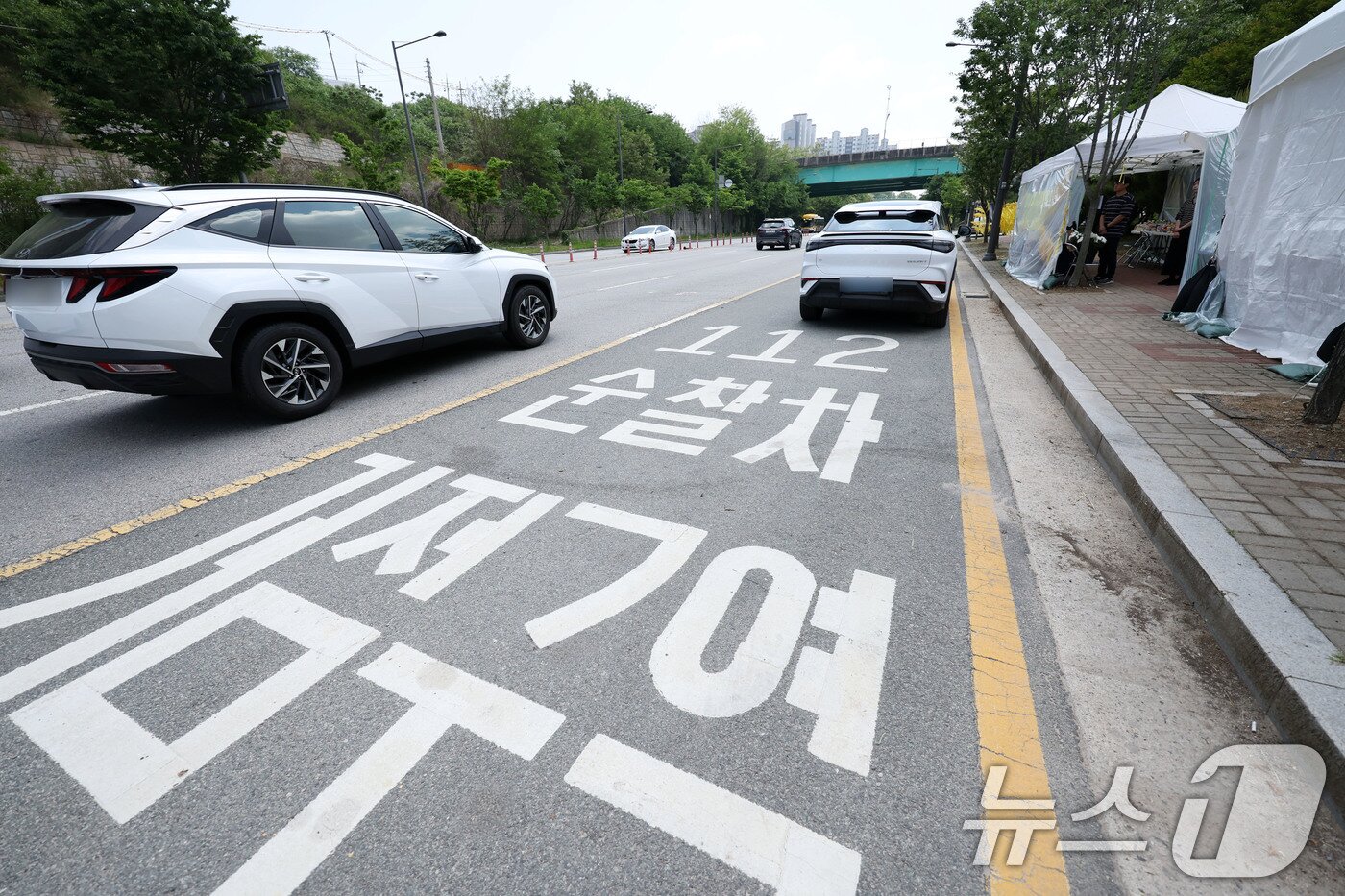 본문 이미지 - 13일 오후 광주 광산구 월계동 피습 여고생 추모 공간 앞에 112 순찰차 거점구역이 적혀 있다. 2026.5.13 ⓒ 뉴스1 이승현 기자