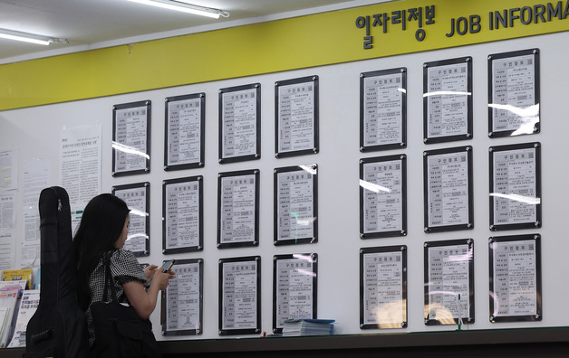 '중동쇼크'에 고용시장 흔들…17개월 만에 취업자 감소, 4만명↓(종합)