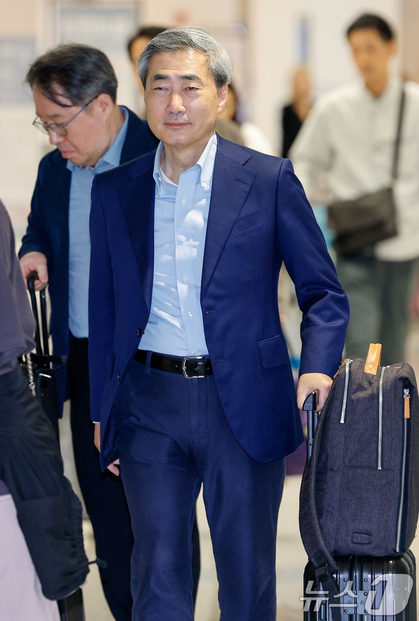 (인천공항=뉴스1) 안은나 기자 = 신현송 한국은행 총재가 13일 인천국제공항 2터미널을 통해 귀국, 이동하고 있다.신 총재는 지난 11일(현지시간) 스위스 바젤 국제결제은행(BI …