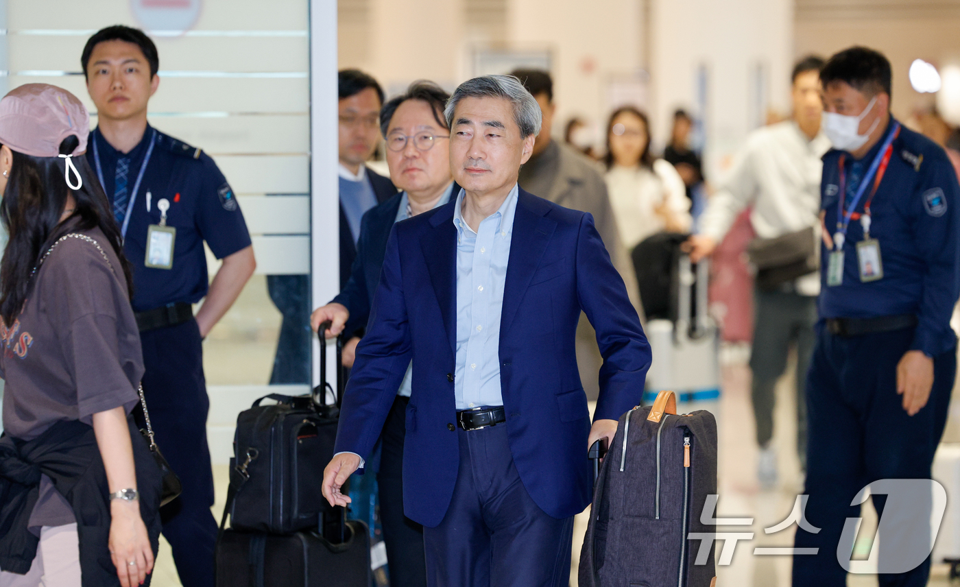 (인천공항=뉴스1) 안은나 기자 = 신현송 한국은행 총재가 13일 인천국제공항 2터미널을 통해 귀국, 이동하고 있다.신 총재는 지난 11일(현지시간) 스위스 바젤 국제결제은행(BI …