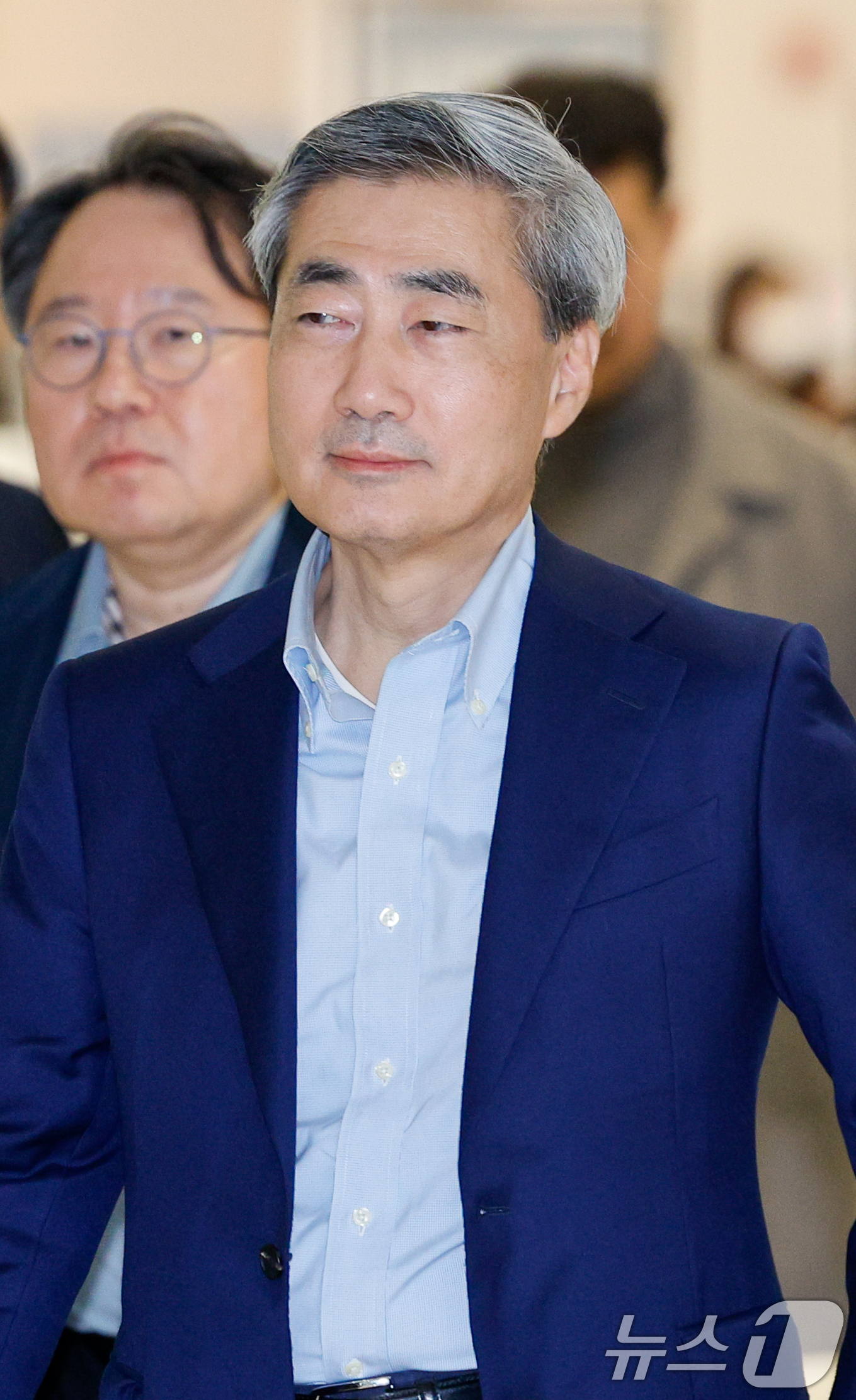 (인천공항=뉴스1) 안은나 기자 = 신현송 한국은행 총재가 13일 인천국제공항 2터미널을 통해 귀국, 이동하고 있다.신 총재는 지난 11일(현지시간) 스위스 바젤 국제결제은행(BI …