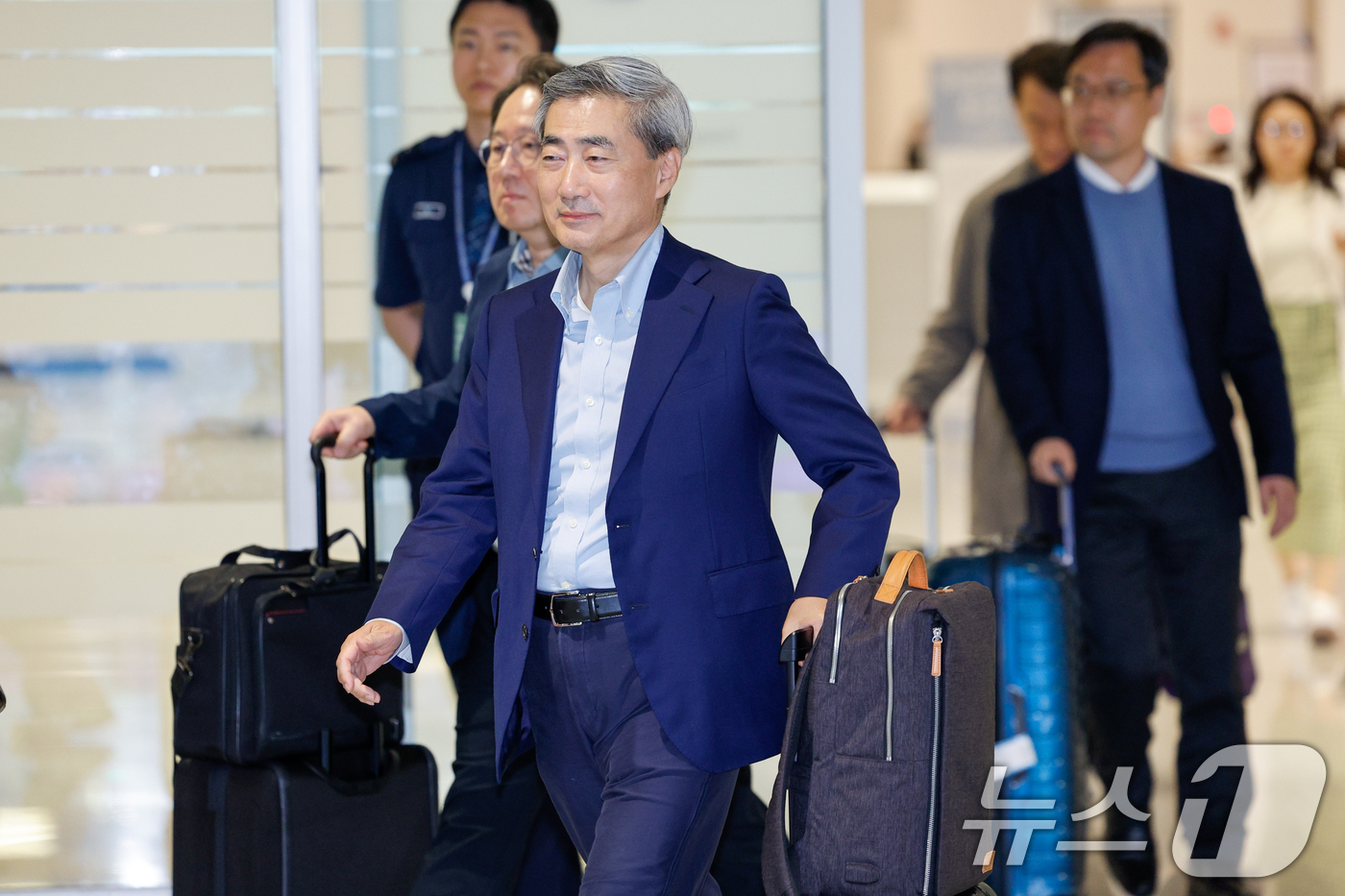 (인천공항=뉴스1) 안은나 기자 = 신현송 한국은행 총재가 13일 인천국제공항 2터미널을 통해 귀국, 이동하고 있다.신 총재는 지난 11일(현지시간) 스위스 바젤 국제결제은행(BI …