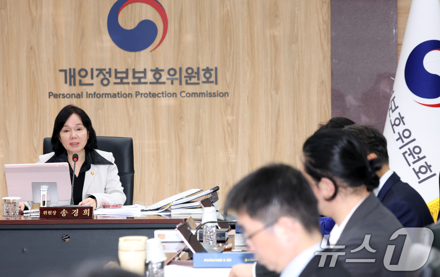 (서울=뉴스1) 김명섭 기자 = 송경희 개인정보보호위원회 위원장이 13일 오후 서울 종로구 세종대로 정부서울청사에서 열린 전체회의에서 모두 발언을 하고 있다. 이날 회의에서 위원들 …