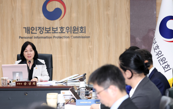 전체회의 모두 발언하는 송경희 위원장