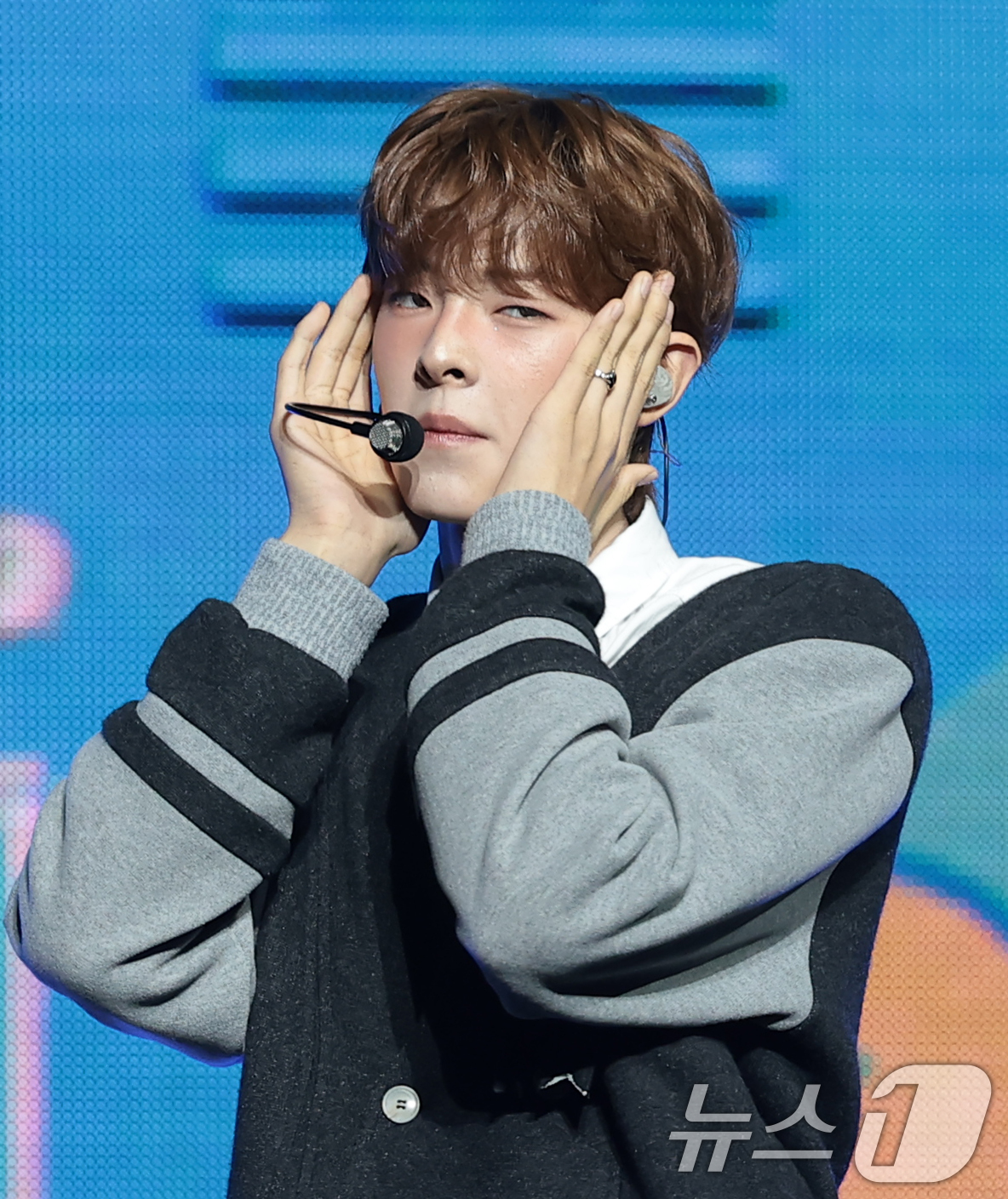 (서울=뉴스1) 권현진 기자 = 그룹 플레어 유(FLARE U)의 강우진이 13일 서울 용산구 블루스퀘어 우리WON뱅킹홀에서 열린 첫 번째 미니 앨범 '유스 에러'(YOUTH ER …