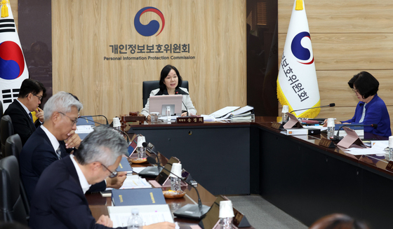 송경희 위원장, 개인정보위 전체회의 주재