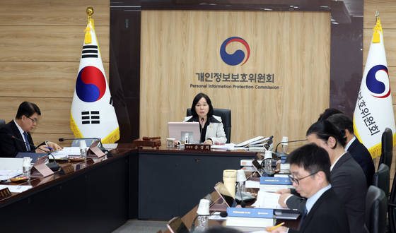 개인정보위 전체회의 주재하는 송경희 위원장