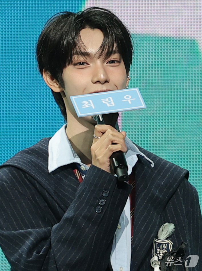(서울=뉴스1) 권현진 기자 = 그룹 플레어 유(FLARE U)의 최립우가 13일 서울 용산구 블루스퀘어 우리WON뱅킹홀에서 열린 첫 번째 미니 앨범 '유스 에러'(YOUTH ER …
