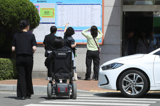 장애인 보행 방해하는 얌체주차