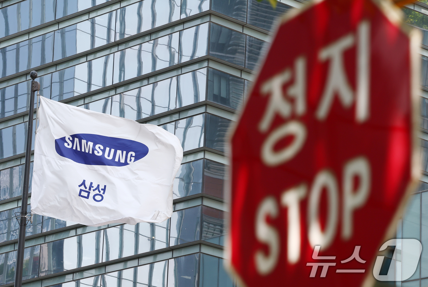 (서울=뉴스1) 김민지 기자 = 삼성전자 노사 협상이 사후조정에서도 합의점을 찾지 못해 총파업 위기가 고조되면서 정부의 긴급조정권도 거론되고 있는 가운데 13일 서울 서초구 삼성전 …