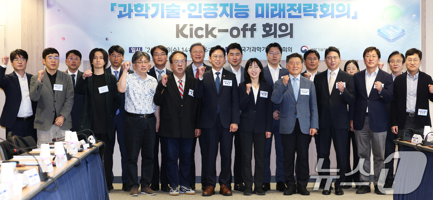 (서울=뉴스1) 오대일 기자 = 배경훈 부총리 겸 과학기술정보통신부 장관이 13일 오후 서울 종로구 과기자문회의 대회의실에서 열린 과학기술·인공지능 미래전략회의 킥오프 회의에서 참 …
