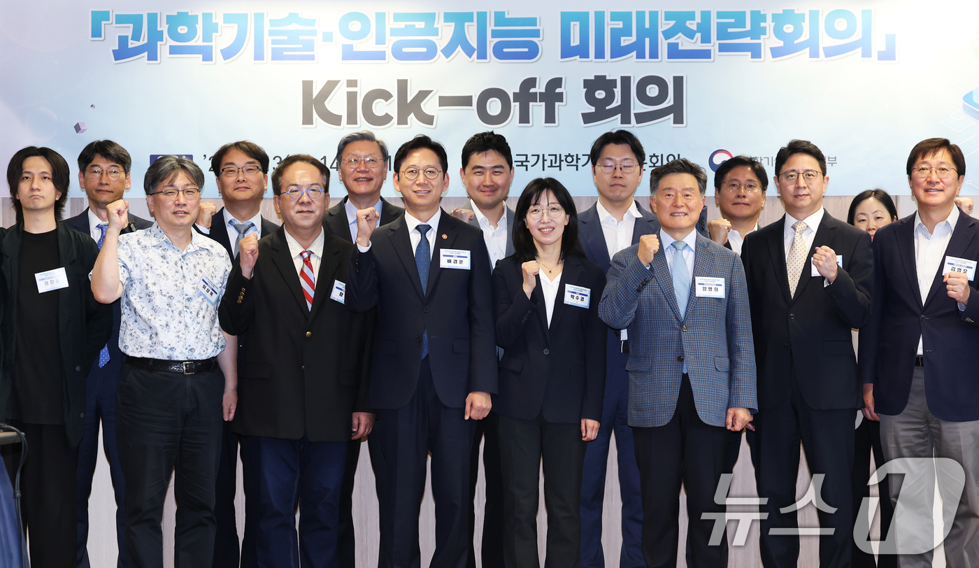 (서울=뉴스1) 오대일 기자 = 배경훈 부총리 겸 과학기술정보통신부 장관이 13일 오후 서울 종로구 국가과학기술자문회의 대회의실에서 열린 과학기술·인공지능 미래전략회의 킥오프 회의 …