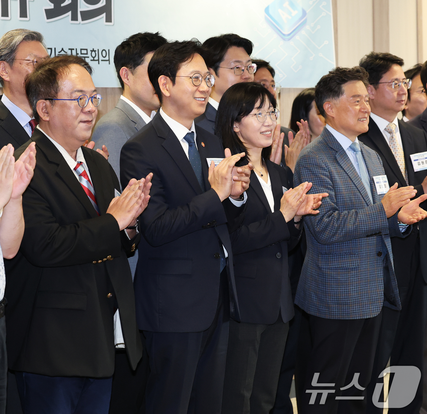 (서울=뉴스1) 오대일 기자 = 배경훈 부총리 겸 과학기술정보통신부 장관이 13일 오후 서울 종로구 국가과학기술자문회의 대회의실에서 열린 과학기술·인공지능 미래전략회의 킥오프 회의 …
