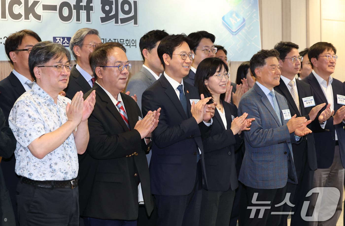 (서울=뉴스1) 오대일 기자 = 배경훈 부총리 겸 과학기술정보통신부 장관이 13일 오후 서울 종로구 국가과학기술자문회의 대회의실에서 열린 과학기술·인공지능 미래전략회의 킥오프 회의 …