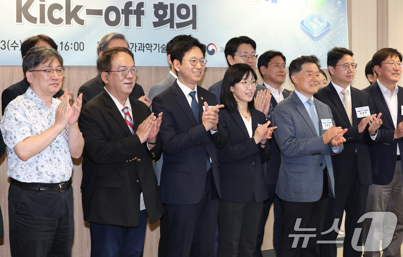 (서울=뉴스1) 오대일 기자 = 배경훈 부총리 겸 과학기술정보통신부 장관이 13일 오후 서울 종로구 국가과학기술자문회의 대회의실에서 열린 과학기술·인공지능 미래전략회의 킥오프 회의 …